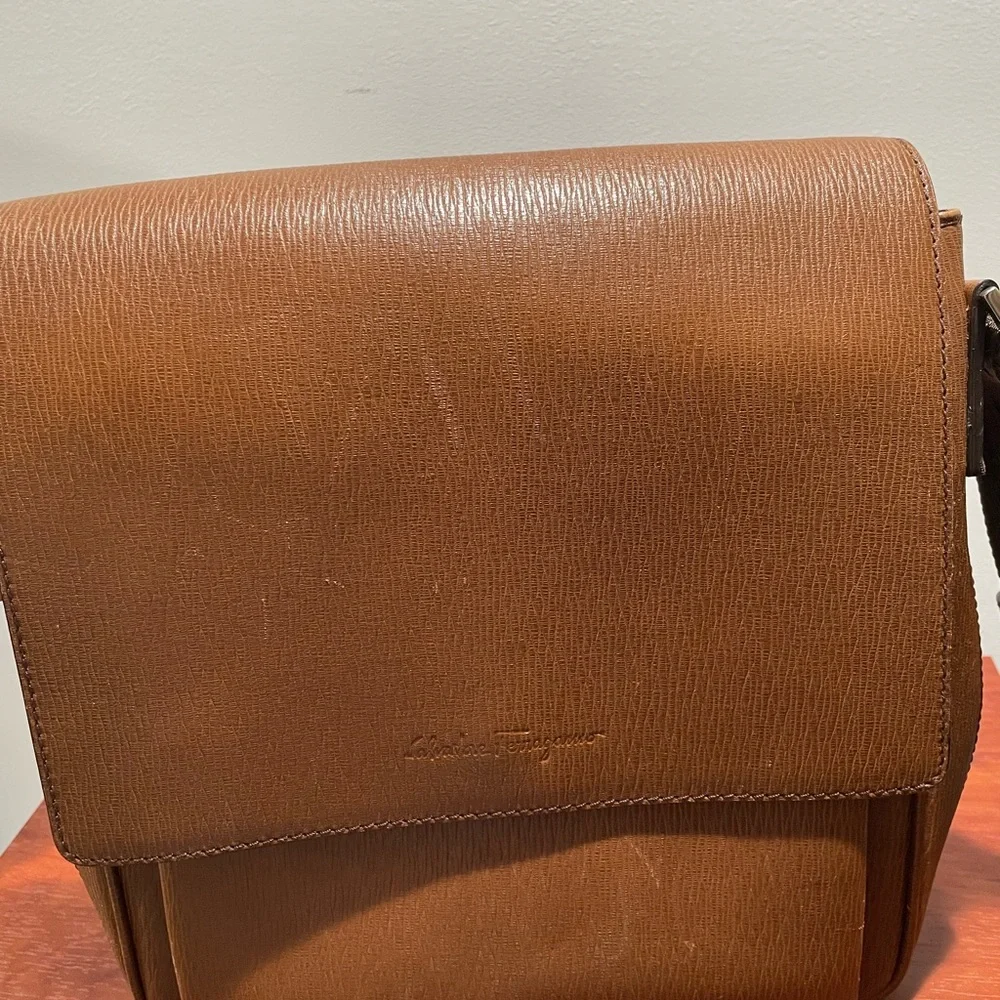 Salvatore Ferragamo textured leather messenger bag - unisex